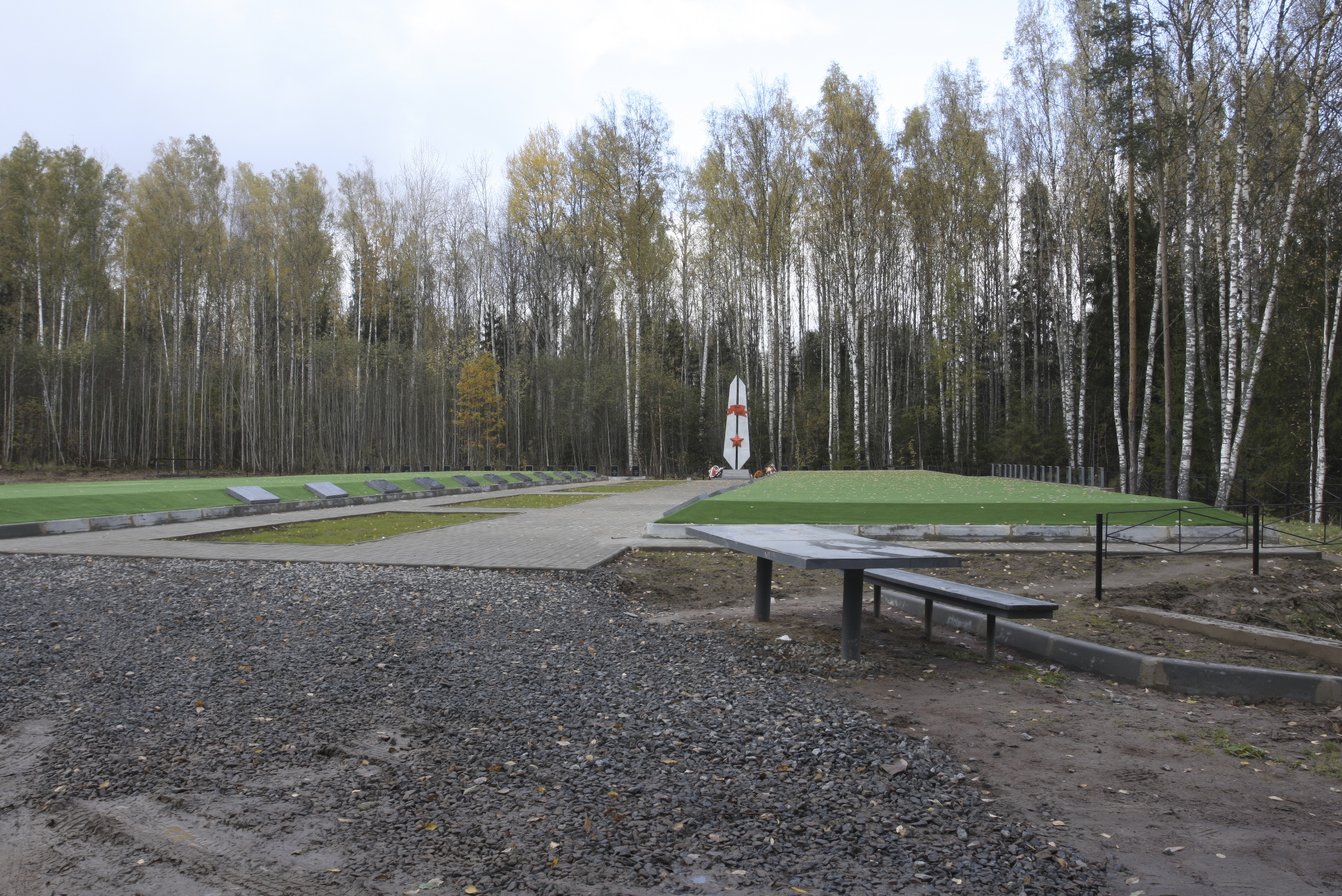 Братское захоронение  общ. пл. 1,5 га. 23 братских могилы, 28 - одиночных